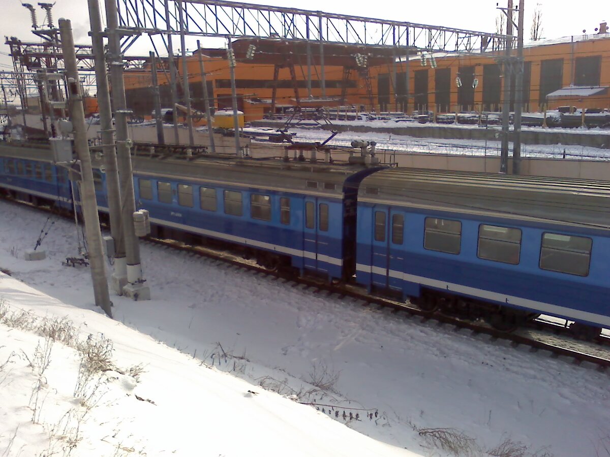 Ж.-д. перегон "Саратов-1-Пассажирский" — "Трофимовский-1". Электропоезд "ЭР9Т" едет в сторону ост.п. "Молодёжная". (Фото автора). 