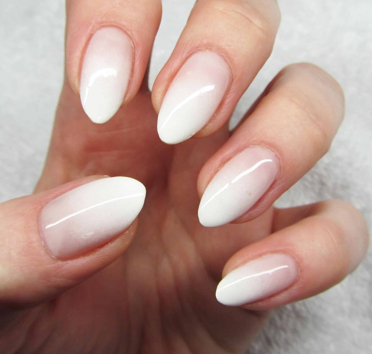 Baby boomer представляет собой сочетание классического французского маникюра с так полюбившимся многим градиентным окрашиванием. При этом такой нейл-арт смотрится свежо и гораздо актуальнее привычного “френча”. Главное достоинство такого маникюра - максимальная естественность и натуральность.

Ключевая особенность дизайна “бэби-бумер” - очень плавный переход от белого свободного края ногтя к лунке. Впрочем, белый цвет - вовсе не обязательное требование. Уместны будут и другие нюдовые пастельные оттенки - бежевый, персиковый, бледно-розовый. 

Такой дизайн отлично сочетается с любой формой ногтя. Кроме того, при желании допускается добавить небольшой акцент - сдержанная роспись, стразы, блестки, ненавязчивые принты и другой декор.