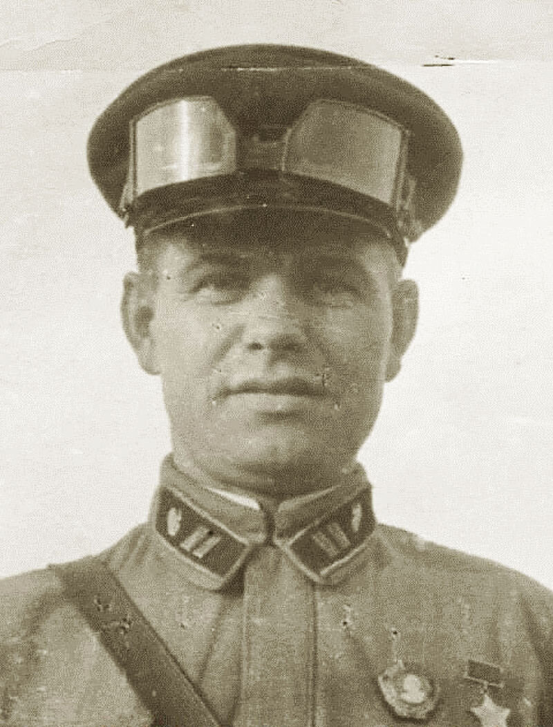 Гавриил Антонович Половченя (1907—1988) — советский военный деятель. Участник Польского похода РККА, Советско-финской, Великой Отечественной и Советско-японской войн. Герой Советского Союза (1942). Заместитель командующего бронетанковыми и механизированными войсками Одесского военного округа по боевой подготовке. Подполковник.