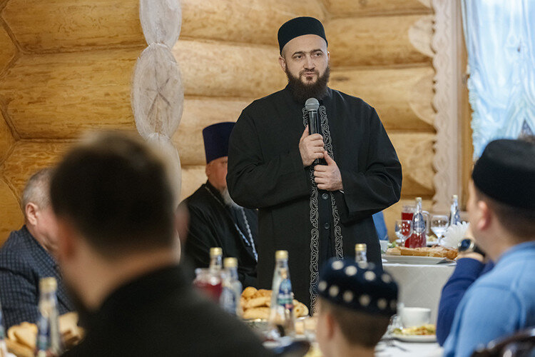 Камиль хазрат отметил, что ураза — это не только отказ от еды и питья, здесь много смыслов и даже социальных функций