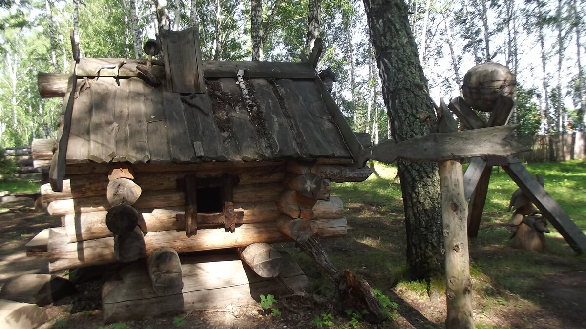 Избушка Бабы Яги в парке "Околица". Фото автора