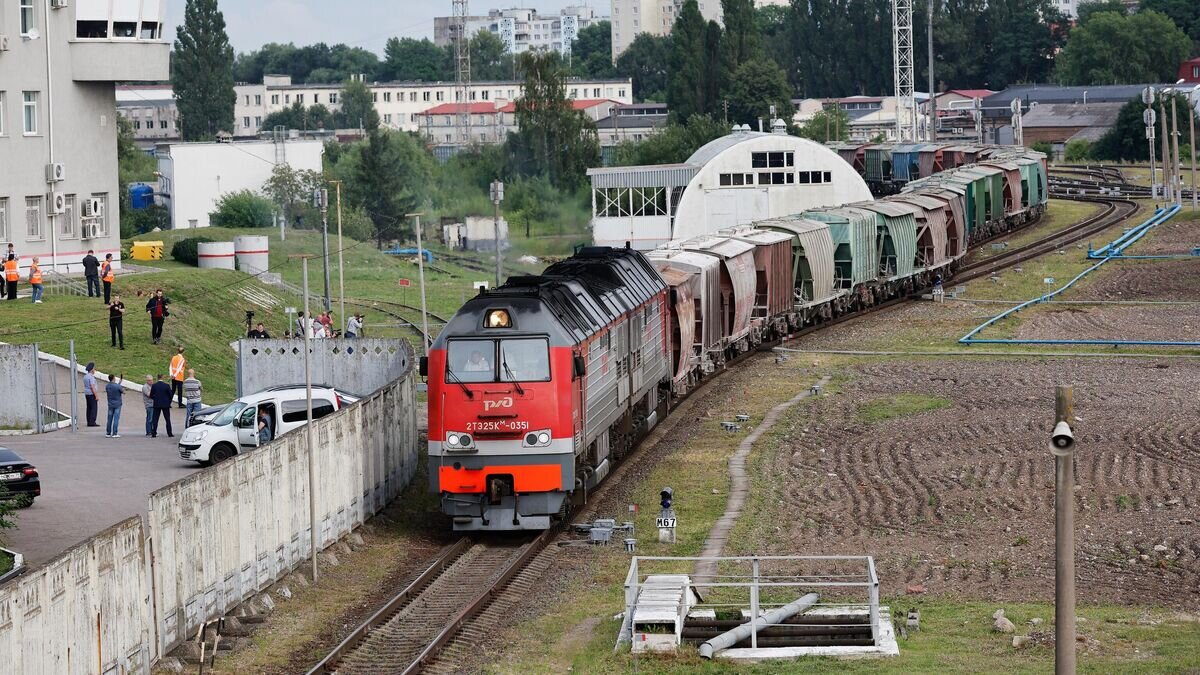    Прибытие первого грузового поезда с цементом в Калининград транзитом через Литву после снятия ограничений Евросоюза© РИА Новости / Михаил Голенков