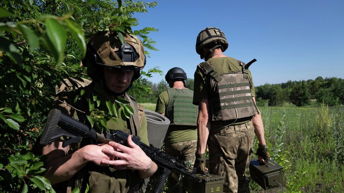    Украинские военнослужащие© AP Photo / Evgeniy Maloletka