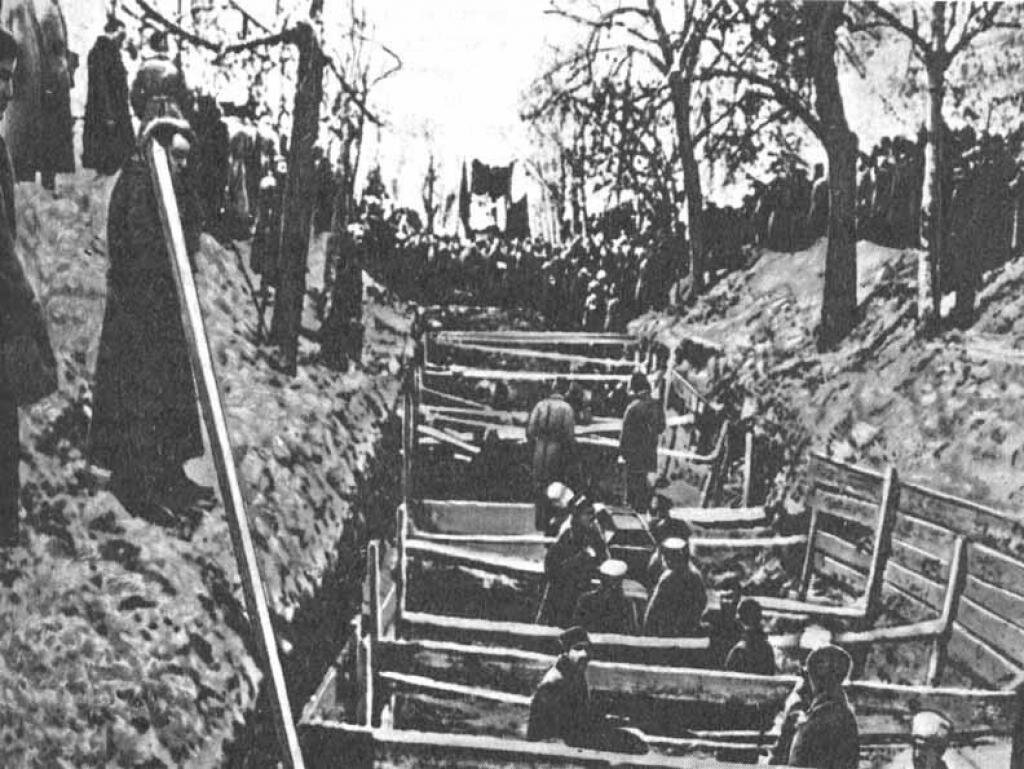 Сооружение братской могилы, ноябрь 1917г.