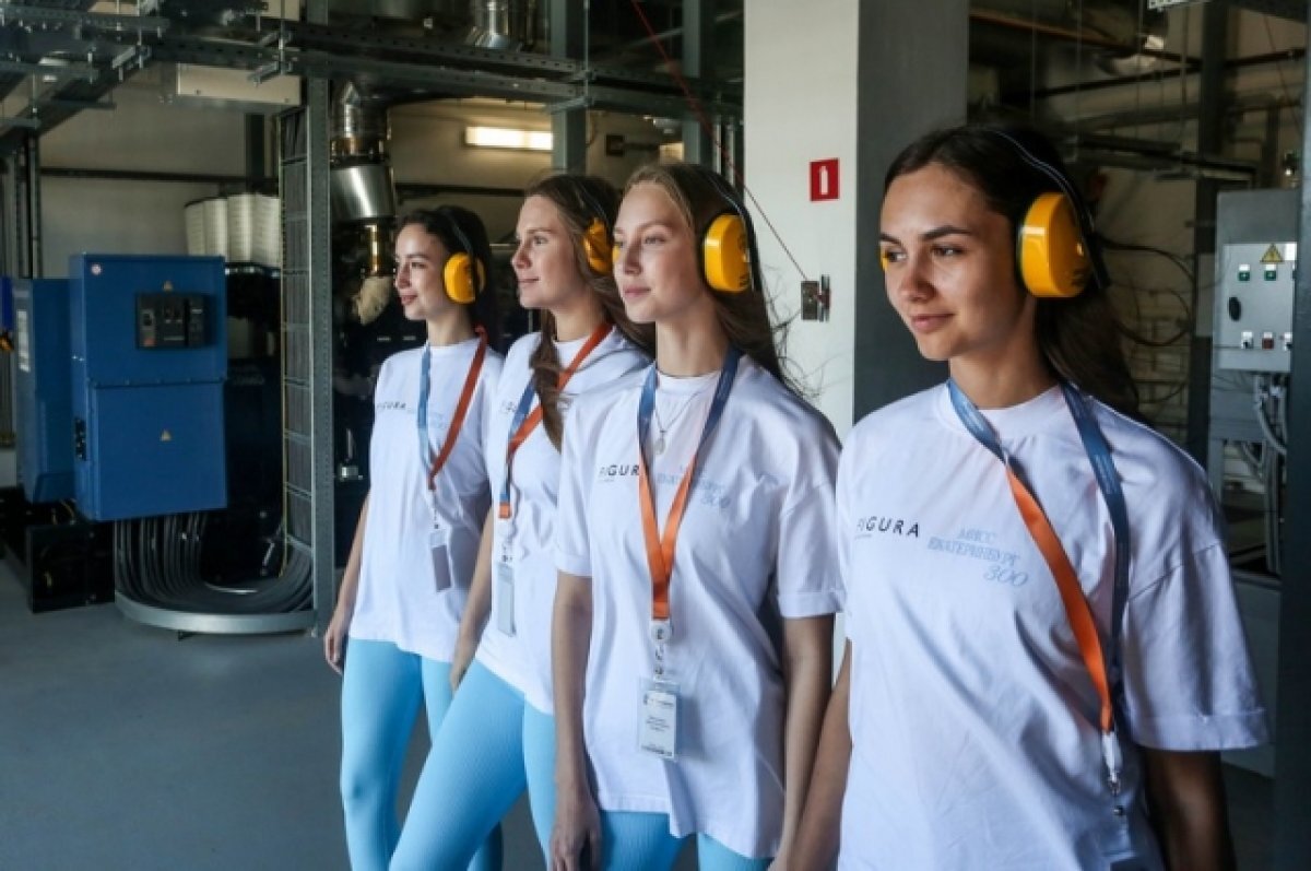    Красотки на связи.