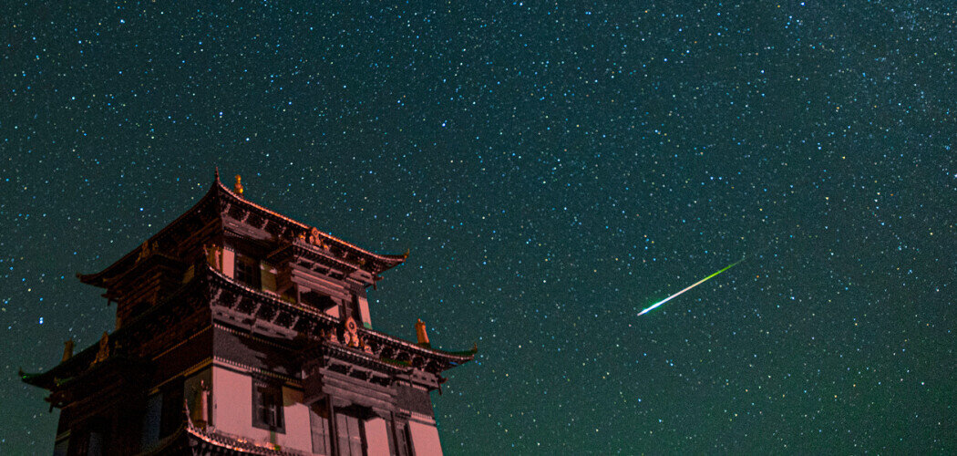 Символы умиротворения — звездное небо и буддийский храм Фото: © VCG / Visual China Group / TASS