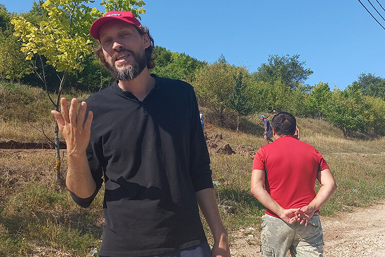 Местный житель Дмитрий Жуков: «Как можно в центре поселка, где одна-единственная дорога, вообще его глэмпинг организовать? Здесь парковаться негде» Фото: Артур Дмитриев