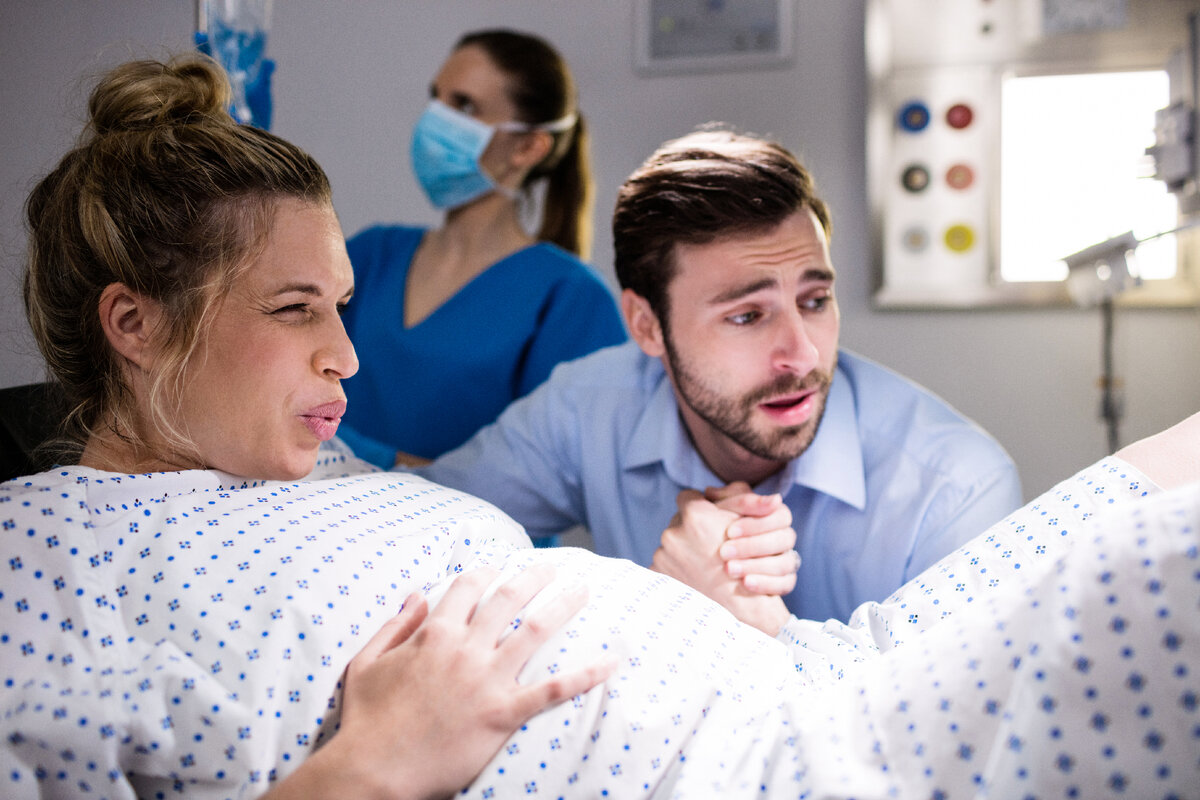 Источник фото: https://ru.freepik.com/free-photo/man-comforting-pregnant-woman-during-labor_8237079.htm#query=%D1%80%D0%BE%D0%B4%D1%8B&position=6&from_view=search&track=sph