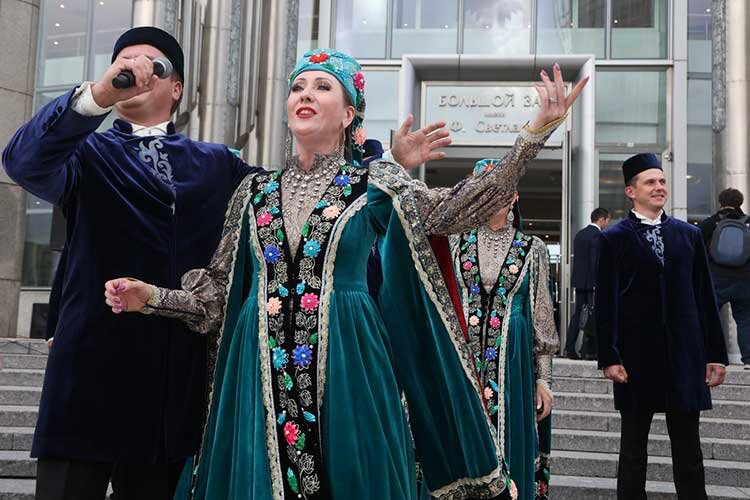    Как обычно, в конце августа московский Дом музыки наполняется татарской речью. Здесь по многолетней традиции проходит концерт, закрывающий Дни Татарстана в столице России