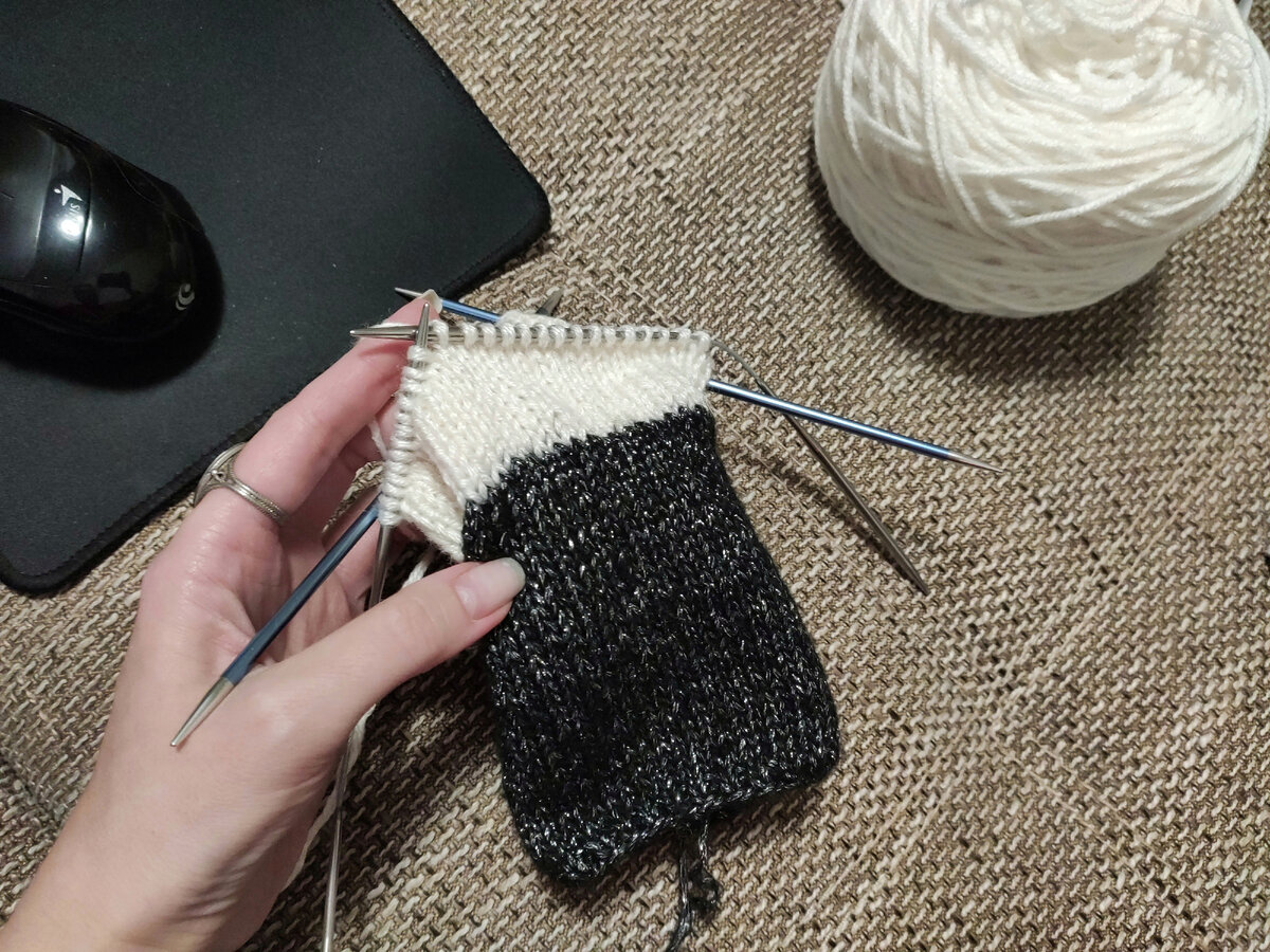 Довяжу - покажу. Так смотрится при вечернем свете. 