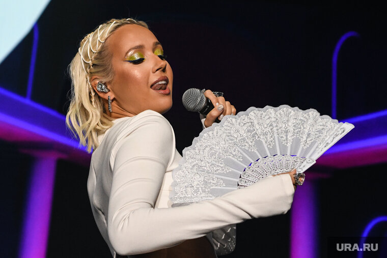    Клава Кока около двух лет была одинока