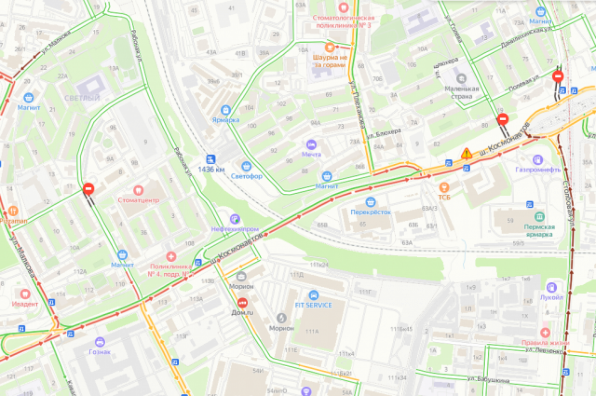    Сервис Яндекс.Карты показывает, что сразу на нескольких улицах Перми скопились огромные пробки.