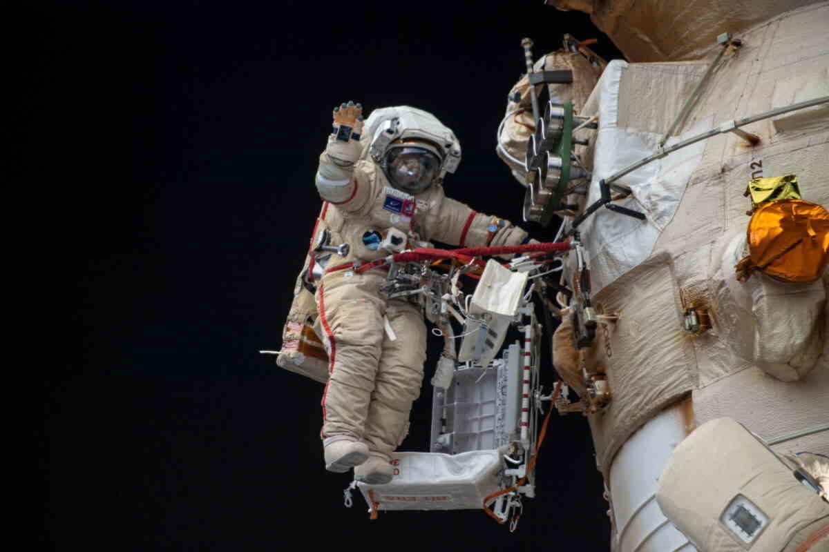 Российские космонавты вышли в открытый космос. Скафандр Орлан МКС.