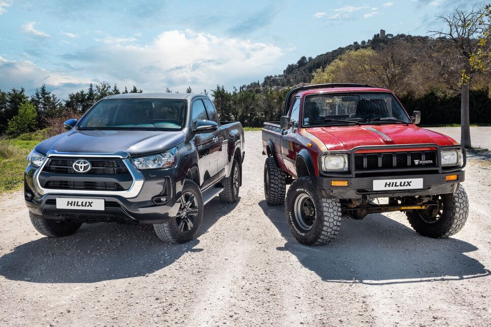 Toyota Hilux называют живучим, как таракан, супервыживальщиком, способным без проблем существовать посреди постапокалиптических пустошей. Мы же зовем его Хайлакс и спешим вкратце познакомить вас с основными вехами истории этого автомобиля. Кстати, вы знали, что изначально это не совсем Toyota?
