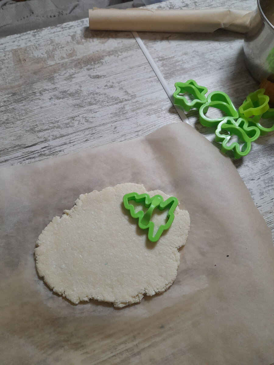 Сделали творожное тесто. Достали новогодние формочки и неважно что за окном бабье лето.