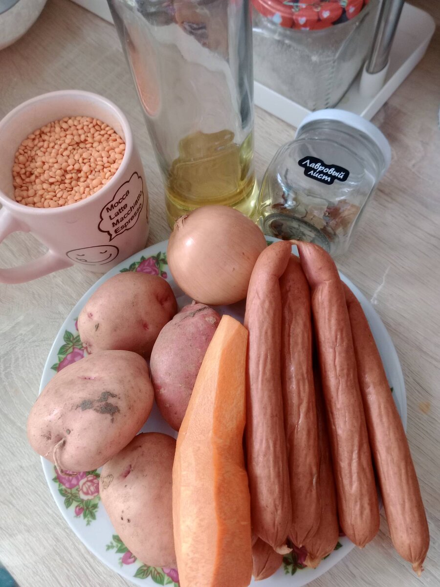 Продукты: 1.	Чечевица – 1 стакан.
2.	Картофель – 3-4 шт.
3.	Копчёности (могут быль любые, у меня охотничьи колбаски) – 1 упаковка. 
4.	Лук – 1 шт.
5.	Морковь – 1 шт.
6.	Соль – 1 ч. ложка.
7.	Перец – по вкусу.
8.	Зелень – по вкусу.
9.	Масло подсолнечное – для обжаривания.