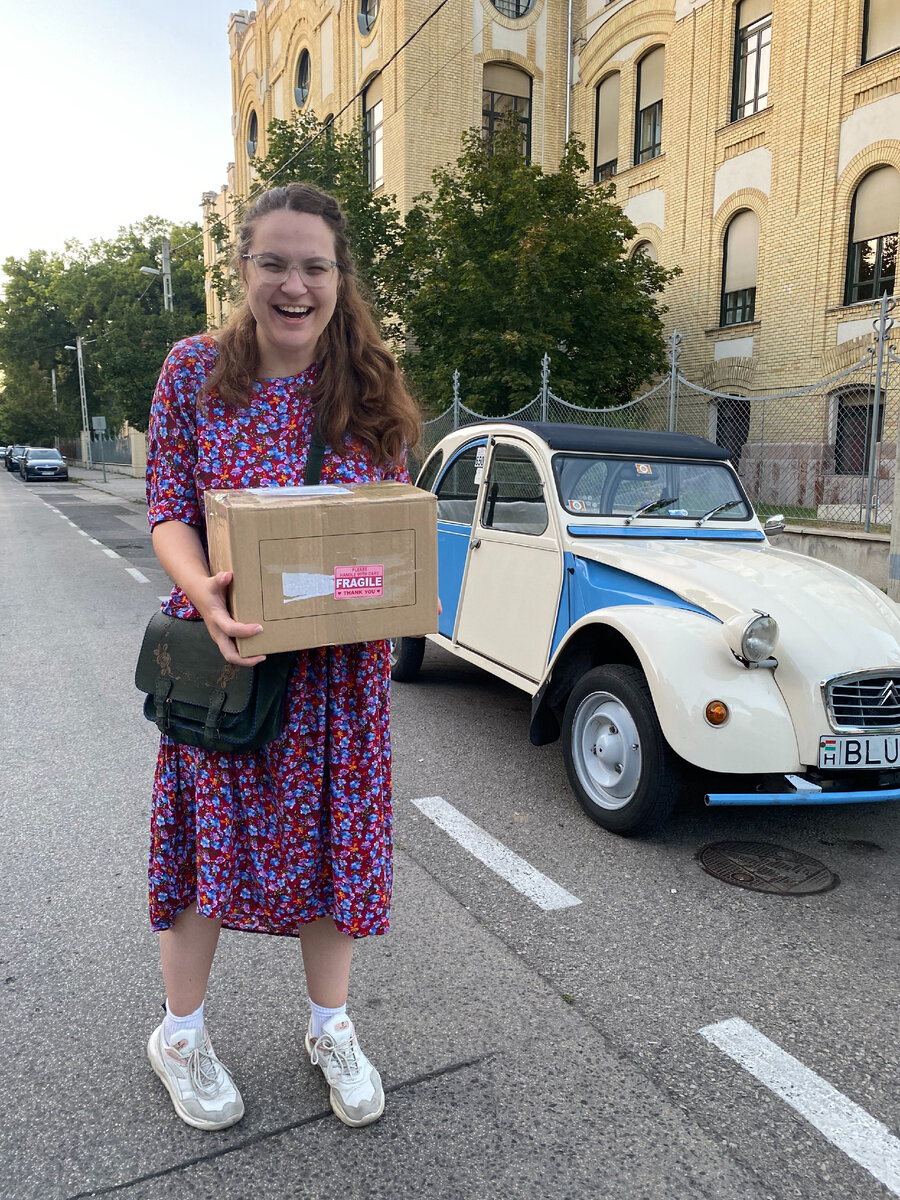 недалеко от нашего дома припарковали интересную машину