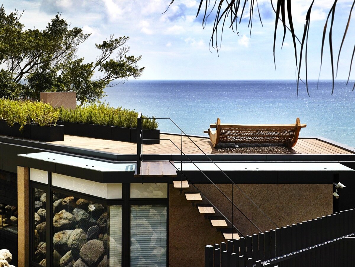 Классная терраса на крыше с видом на море.