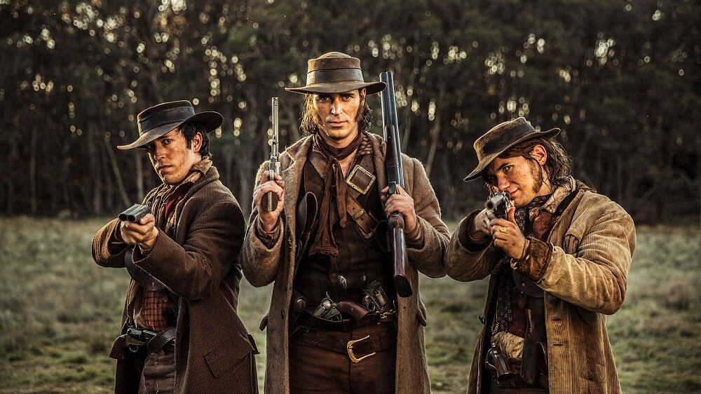 Какой реальный пацан не любит позировать с "пушками"? 