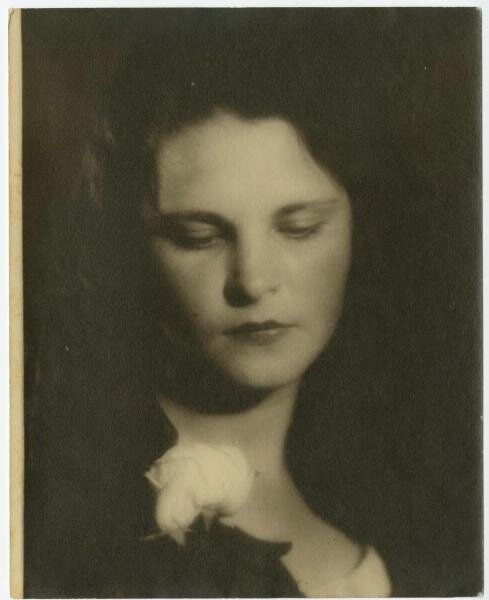 Девушка с розой. Александр Гринберг, 1920-е, из архива МАММ/МДФ.

