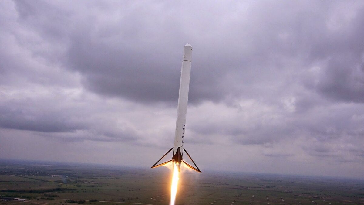 На фото6 посадка первой ступени "Falcon 9".