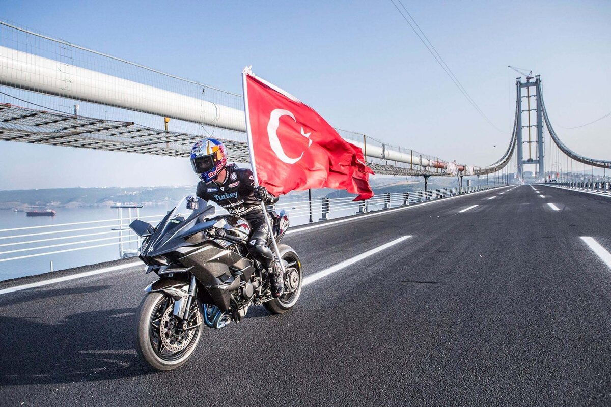 мотоцикл на мосту