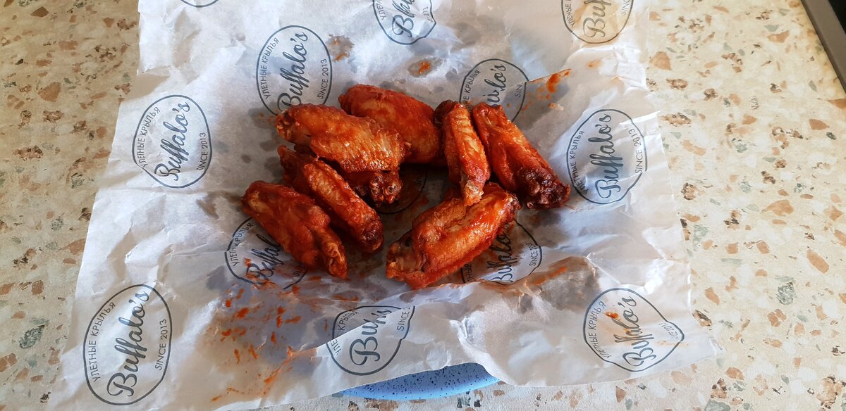 Крылья Buffalo's с соусом Buffalo. Тавтология?