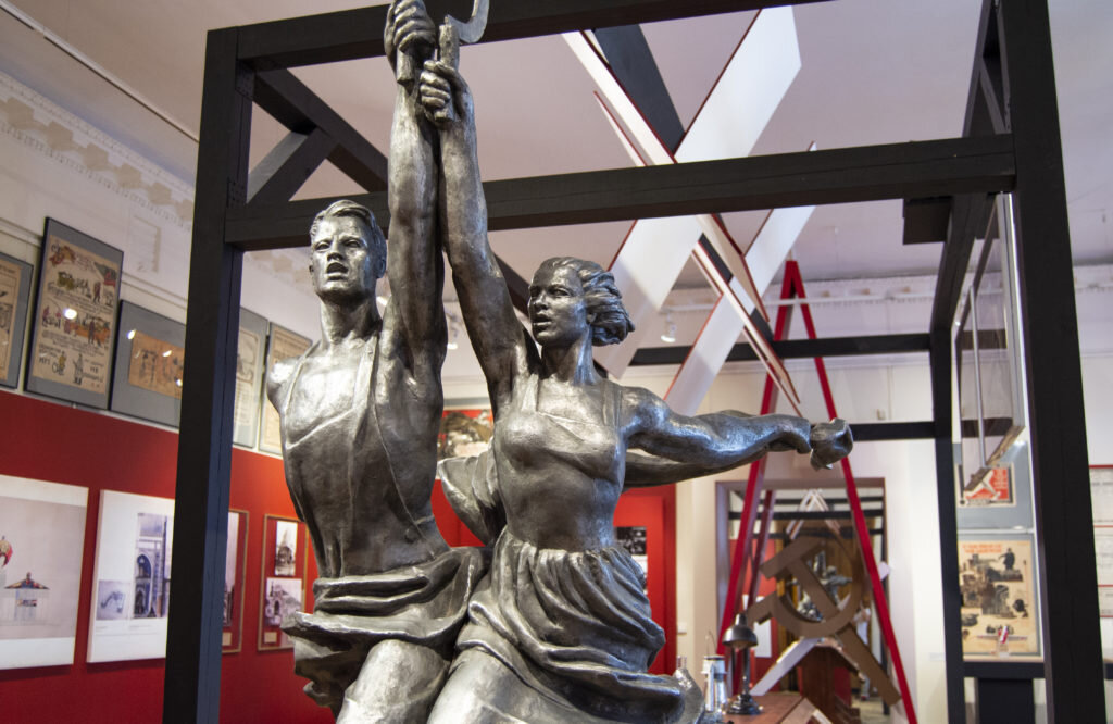 Павильон рабочий и колхозница. Выставка в павильоне рабочий и колхозница. Музей рабочий и колхозница на вднх. Статуя на вднх рабочий и колхозница из бумаги. Павильон рабочий и колхозница на вднх внутри.