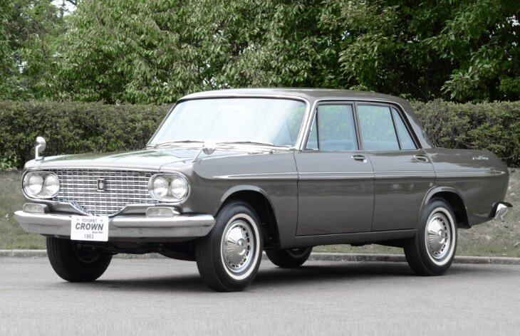 Модель Toyota Crown второго поколения выпускалась в кузовах седан, универсал и купе с 1962 по 1967 годы. Гамма двигателей состояла из моторов 1.9, 2.0 и 2.3. Трансмиссия – трехступенчатая «механика» или двухступенчатый «автомат».