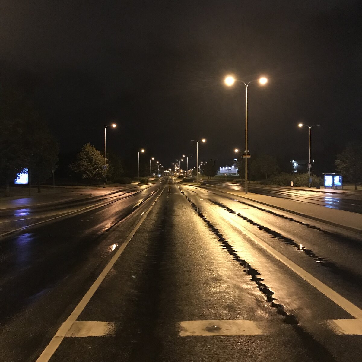 Время - около 23.30 вечера, на дорогах машин нет. 