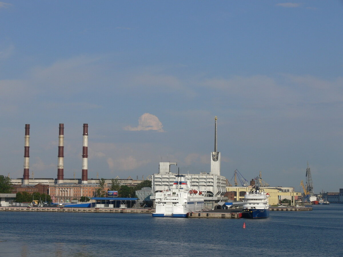 01. В 2007 году я прибыл на морской вокзал в Санкт-Петербурге, где под погрузкой на своем обычном месте уже стоял наш паром. Подробности самом пароме, и его истории я расскажу как-нибудь в другой раз, сегодня только о маршруте и впечатлениях десятилетней давности.

Источник фото
