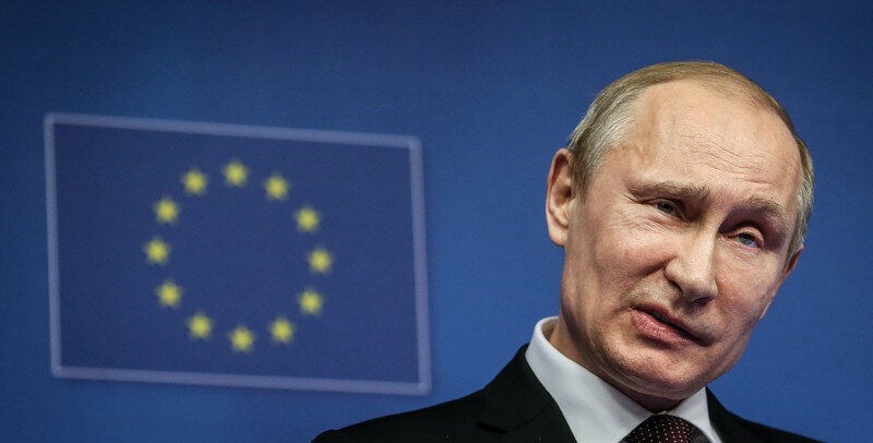 Владимир Путин на фоне флага ЕС