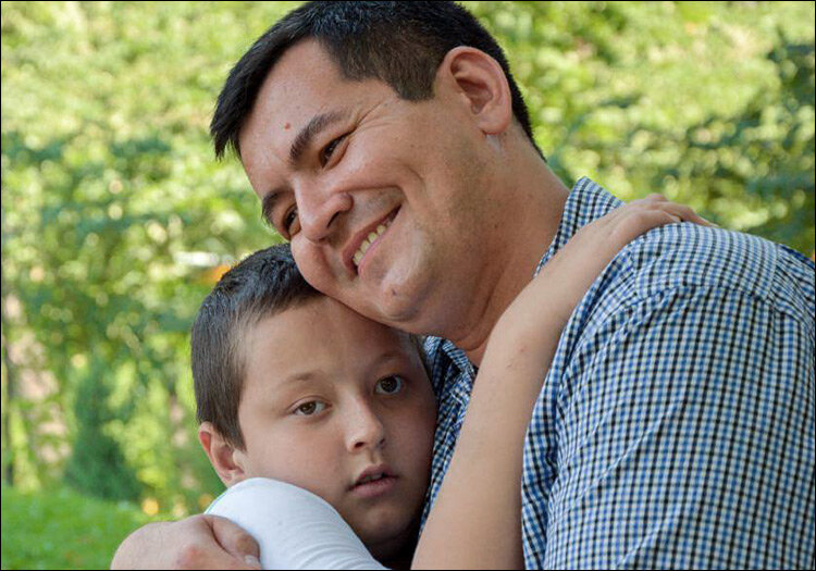 Фархад Артикбаев с сыном. Фото с Facebook-страницы Фархада Артикбаева