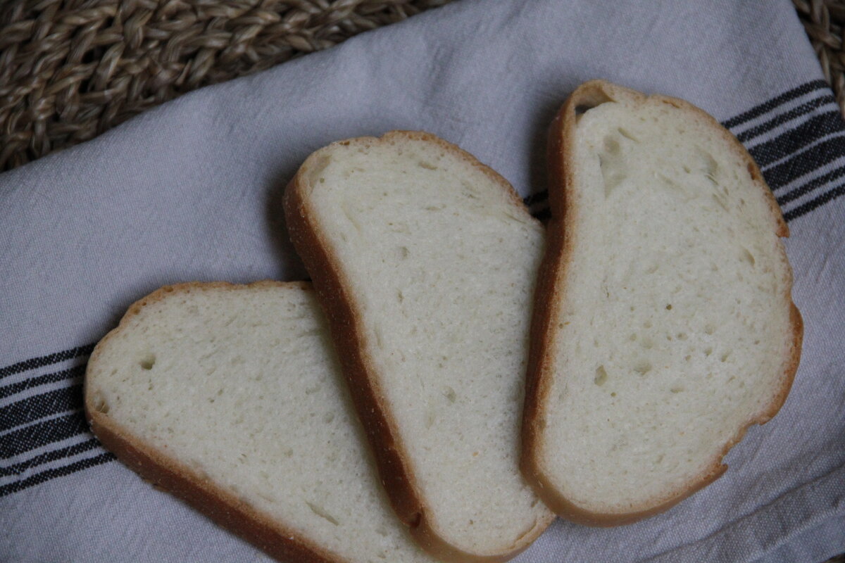 Что внутри хлеба. Кусочек белого хлеба. Ломтик белого хлеба. Кусочек хлеба. Кусок белого хлеба.