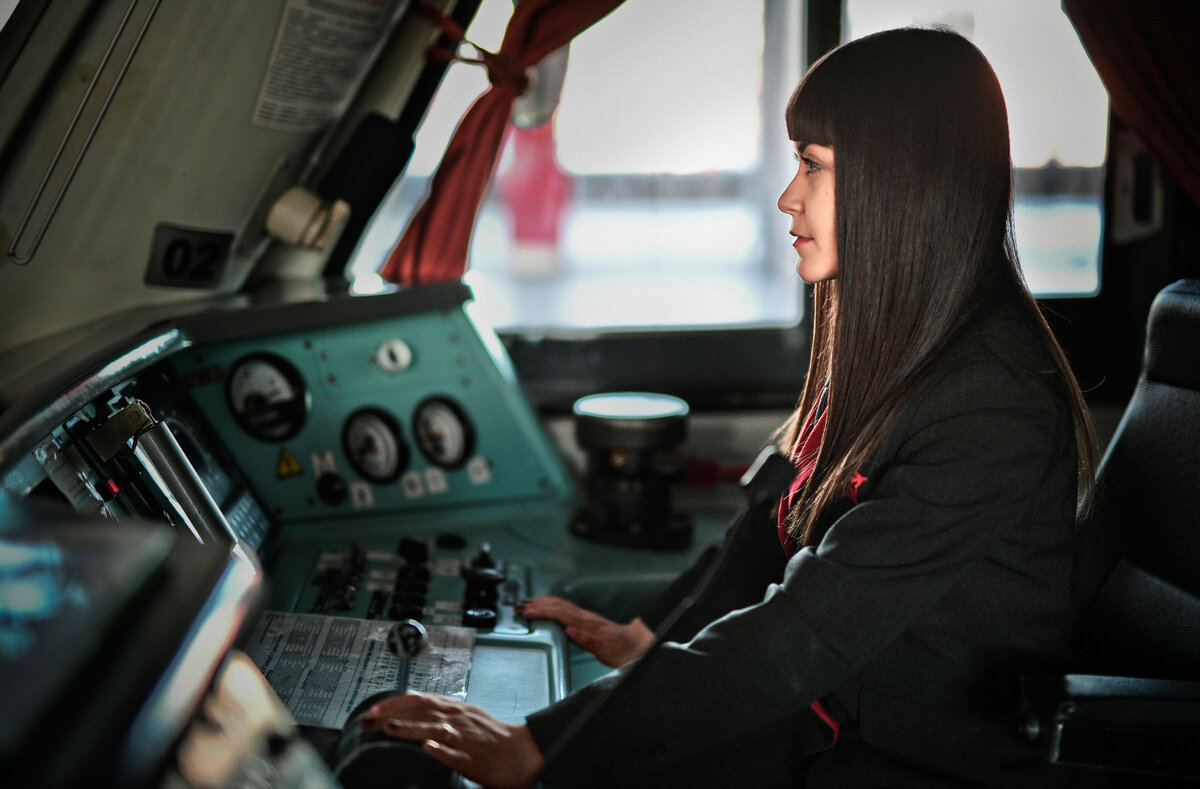 Юлия Юрова, помощник машиниста электропоезда, 29 лет © РИА Новости / Владимир Астапкович