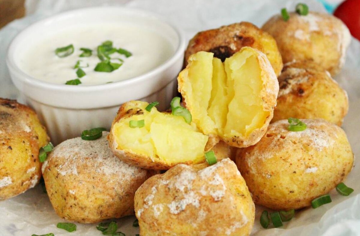 картофельный гратен гастроном. картофель запеченный в сметанном соусе. картофель в сметанном соусе. запеченная картошка дольками. картошка в чесночном соусе.