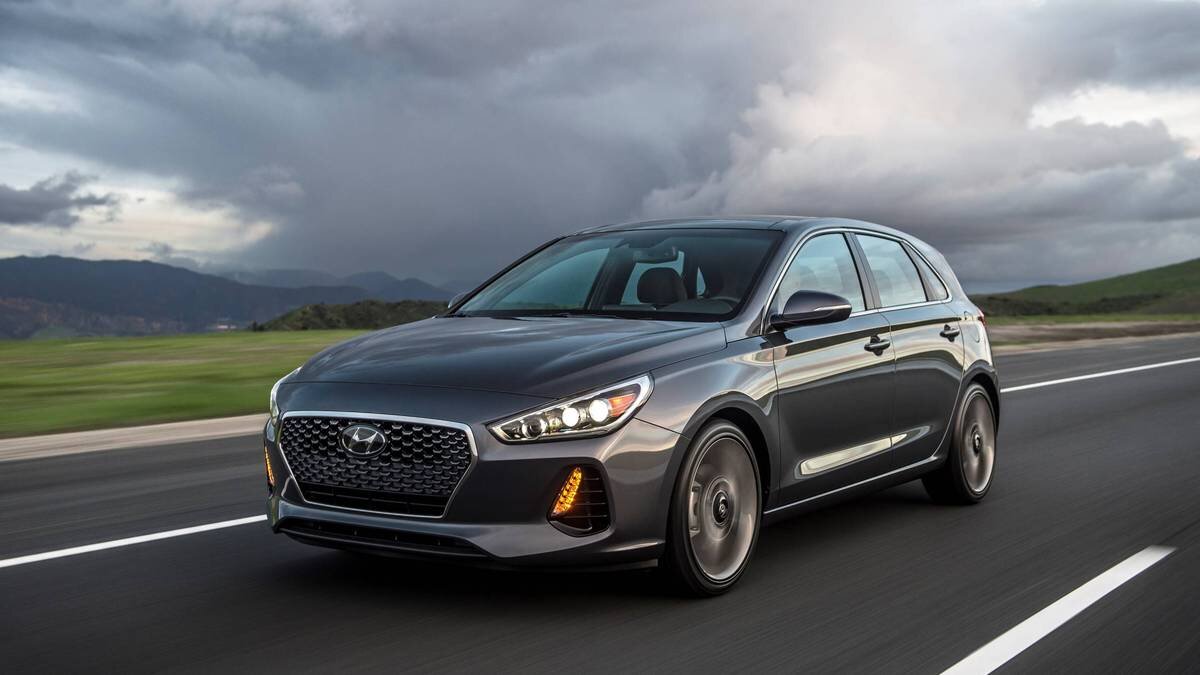 Полезный и неряшливый, Elantra GT предлагает отличный взрыв для доллара