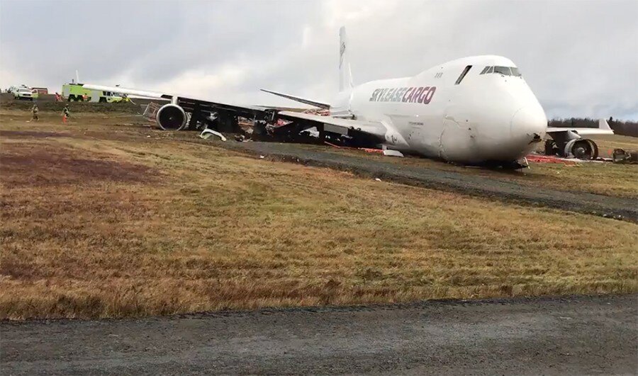 Boeing 747 происшествия. Боинг 747 выкатывание. Боинг 747 400 аварийная посадка. Боинг 747 приземлилмя в Иркутск. Пулково Взлетная полоса Боинг 747.