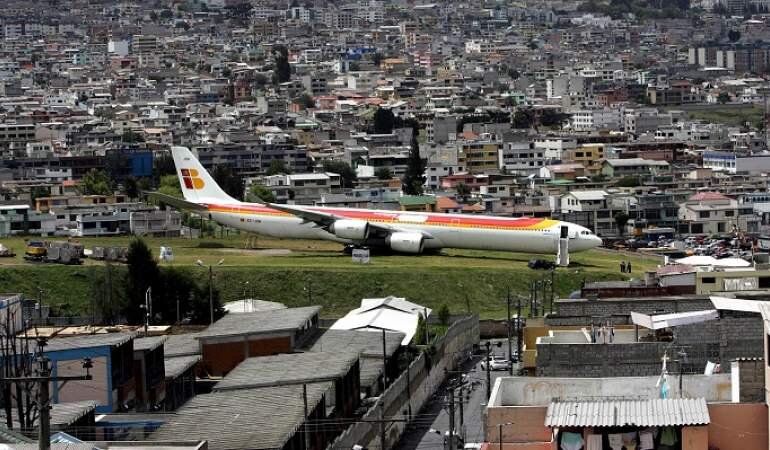 Аэропорт Марискаль Сукре в Эквадоре окружают высокие вулканы. С момента открытия здесь произошло около 10 серьезных аварий.