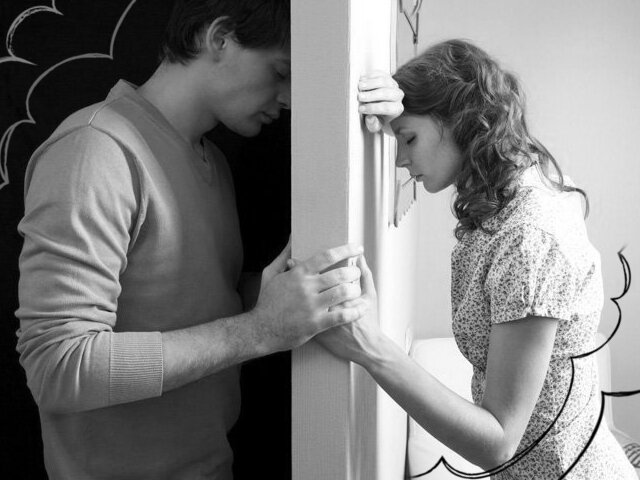 Если чувств у нее к вам не осталось, скорее всего она уже скоро будет гулять, знакомиться с другими парнями, и, как бы больно это не звучало, шансов у вас нет. Она просто будет отсутствовать для вас - игнор телефона, сообщение и т.п.