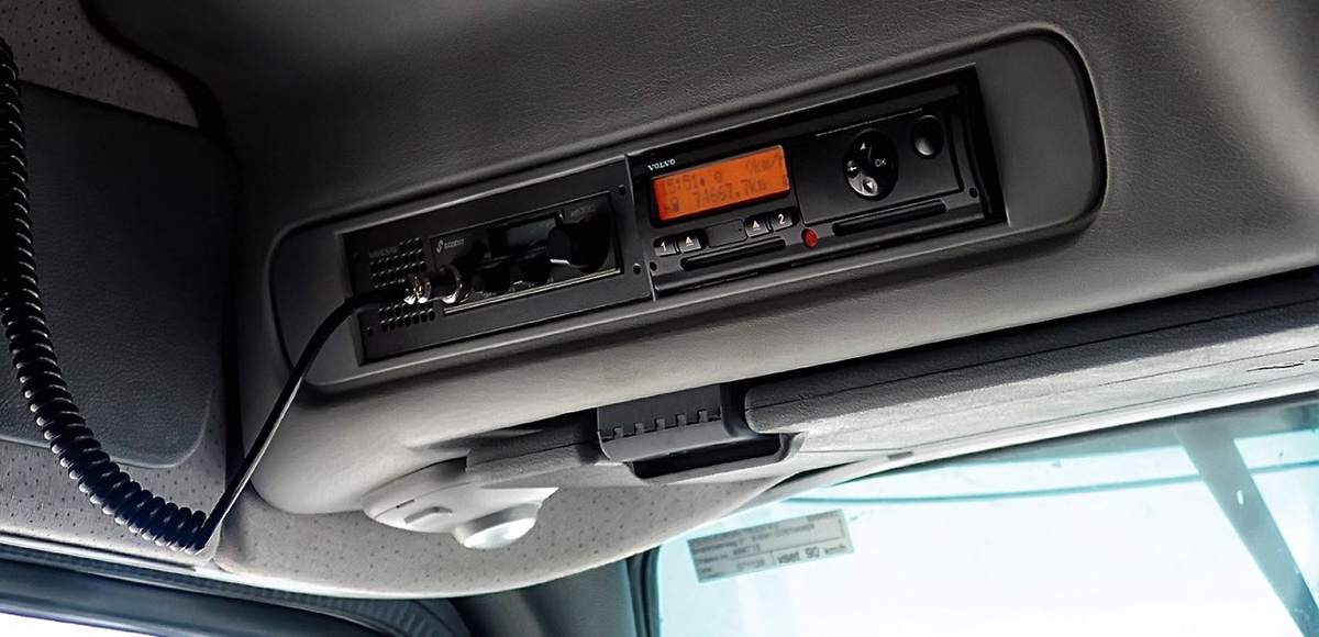 Пример установки тахографа в кабине автомобиля. Тахограф установлен справа от рации.