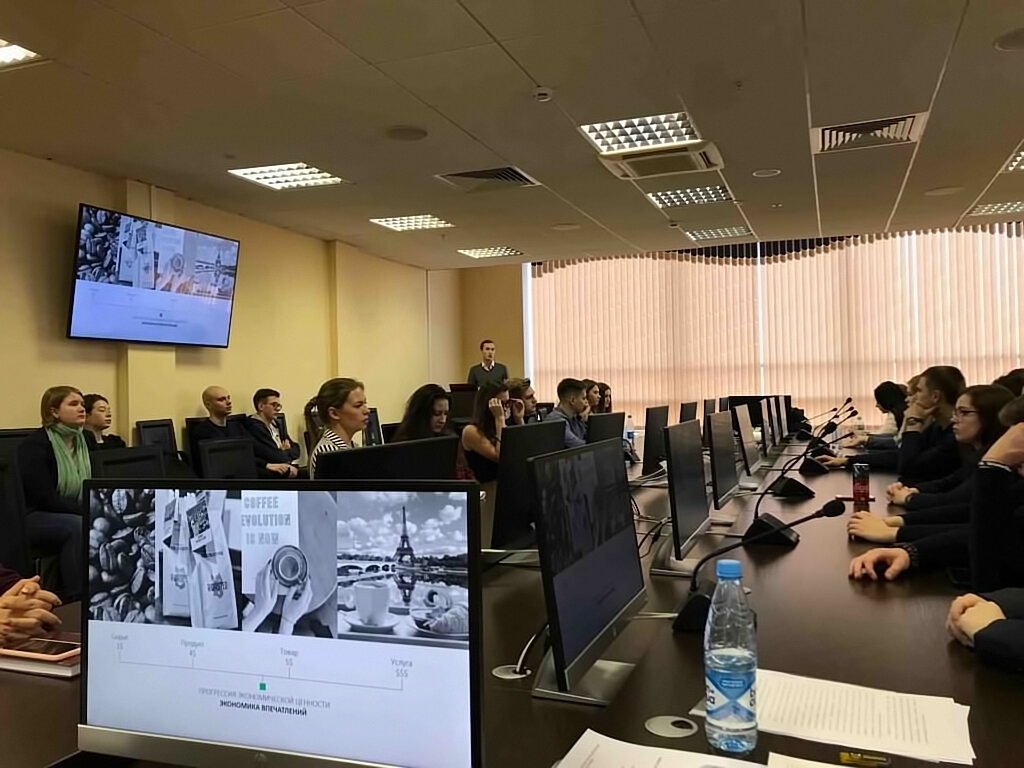 Особенностью подготовки к профессиональной карьере в МТСиГБ является общевузовская специфика обучения – мы не готовим рядовых менеджеров турфирм и спортклубов, мы готовим управленцев со знаниями в области экономики и финансов, которые играют ключевую роль в любом успешном предприятии, будь оно частного или государственного характера. Именно поэтому абитуриенты выбирают Финансовый университет - у наших выпускников существенно возрастают шансы на трудоустройство за счет широкого взгляда на профессиональное поле деятельности независимо от его характера.