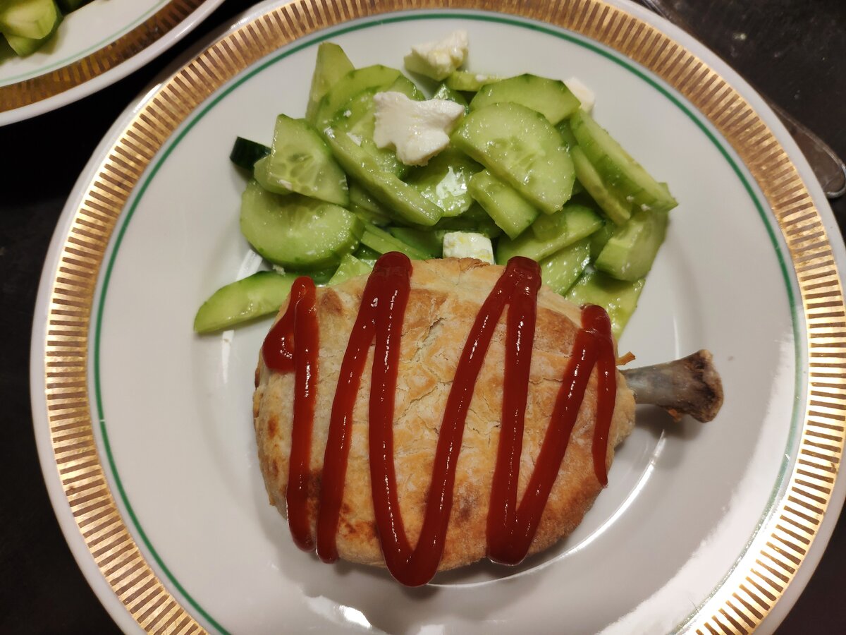 Куриные голени в хлебном тулупе - занятное блюдо. Его можно подавать без гарнира или с салатом. Этакая куриная сосиска в тесте, но с косточкой.