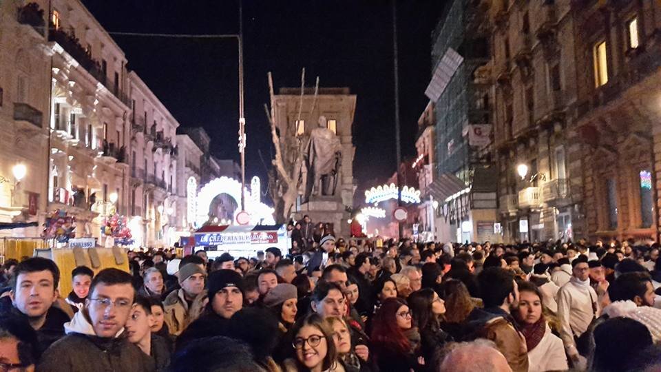 Эта фотография сделана два года назад, но такое столпотворение можно наблюдать каждый год. Просто в этом году не хотелось лезть в гущу событий :)