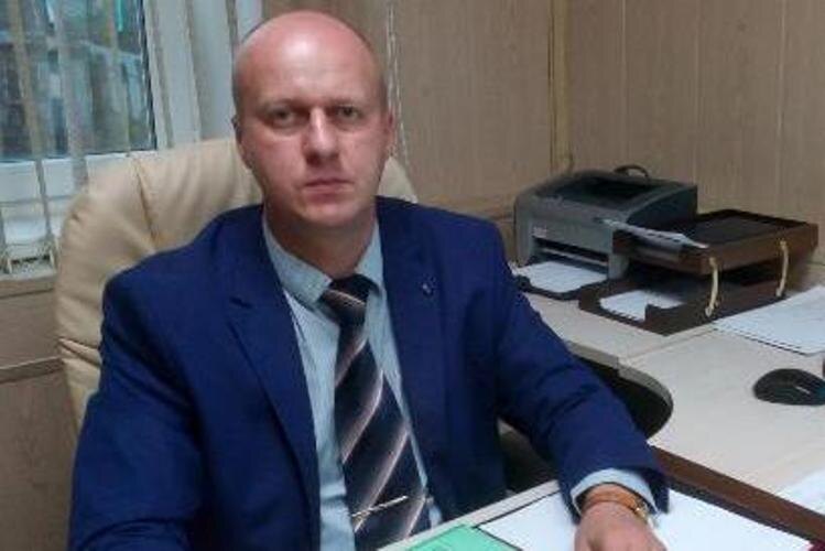К вечеру наткнулась на новости, о том, что сегодня прям в ходе оперативного совещания Дмитрий Жариков, будучи в гневе, уволил директора серпуховского МБУ «Комбинат благоустройства» Александра Шестопалова. Из-за недовольства жителей по поводу уборки тротуаров. «На волю! Всех на волю!»