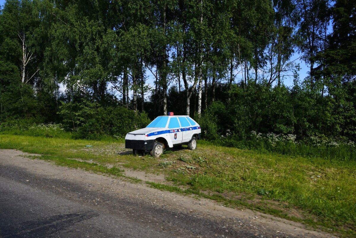 Издалека кажется, что это "гайцы". Но долгое стояние в пробке имеет и свои плюсы - есть возможность рассмотреть все в деталях - и разглядеть в угрожающем силуэте машины ДПС просто муляж. Хотя если "мчишься" со скоростью 20-30 км в час, зачем тебе эта информация?

