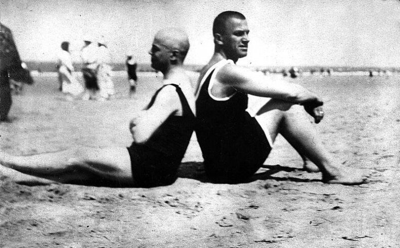 http://loveread.me/img/photo_books/74389/i_009.jpg Владимир Маяковский на пляже, фото: А.Родченко