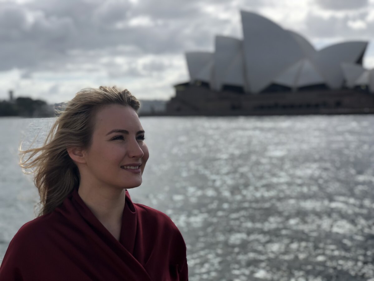 Многие люди умирают от одиночества, переехав в новый город, особенно, на другую часть света.