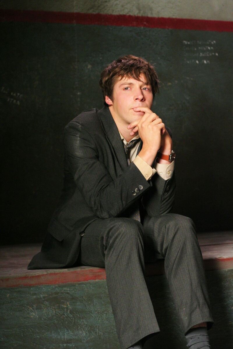 скромный пацан. стиль для блондинов мужчин. парень без лица. ник бейтман одежда. человек смущается.