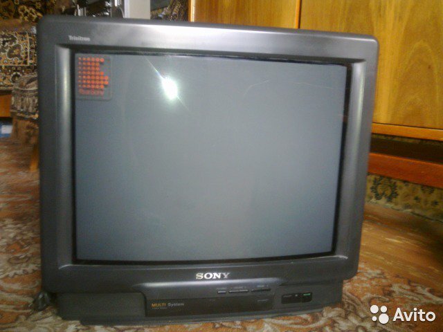 Включается и выключается телевизор Sony Trinitron